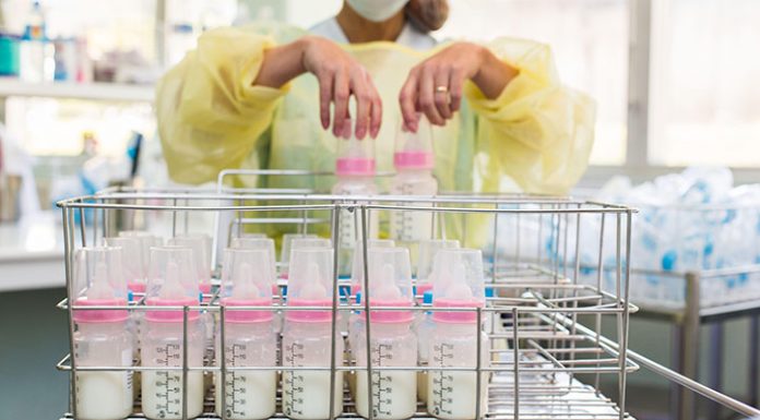 Донорское грудное молоко, купленное через Интернет, может быть опасным для здоровья