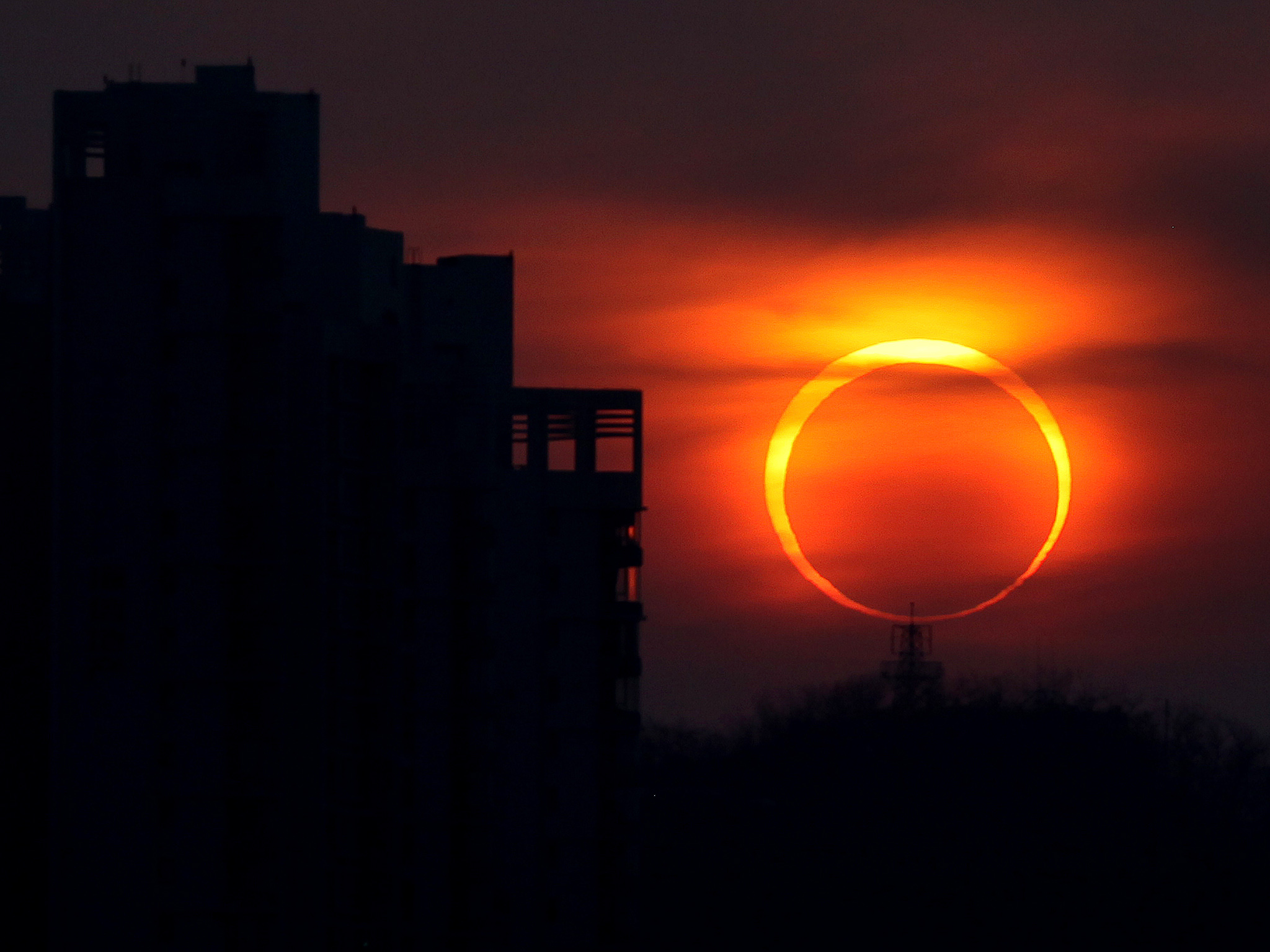 Солнечное затмение в самаре 2024. Кольцеобразное солнечное затмение. Кольцеобразное лунное затмение. Кольцеобразное затмение солнца кольцеобразное затмение. Кольцевое солнечное затмение кольцевое.