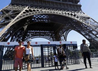 Эйфелеву башню «украсят» пуленепробиваемыми стеклянными стенами