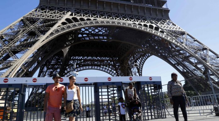 Эйфелеву башню «украсят» пуленепробиваемыми стеклянными стенами