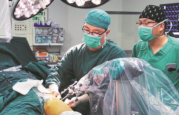 Китайский робот-хирург спас жизнь пациенту, оперировать которого отказались 20 хирургов