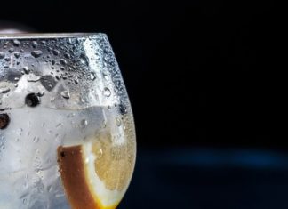 Восемь стаканов воды ежедневно — медицинский миф?