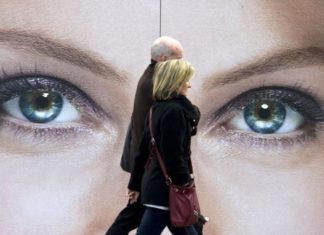 Почему мы ведем себя иначе, когда на нас смотрят