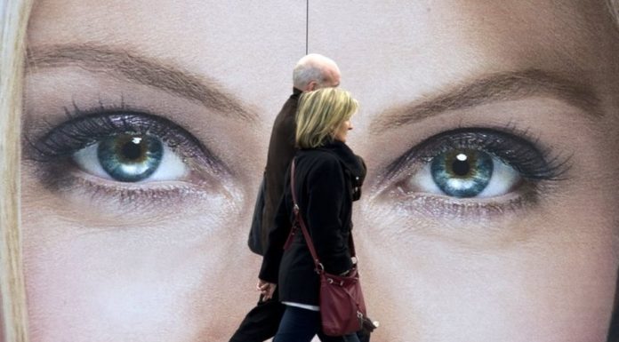 Почему мы ведем себя иначе, когда на нас смотрят