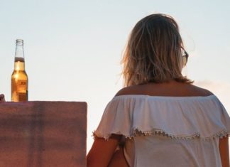 Почему женщины начинают пить и как это на них влияет