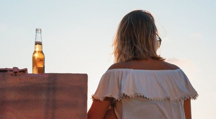 Почему женщины начинают пить и как это на них влияет