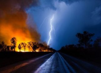 Ученые нашли способ управлять молниями. Это похоже на телепорт