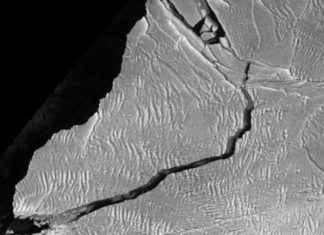 Спутник зафиксировал в Антарктиде новый мега-айсберг
