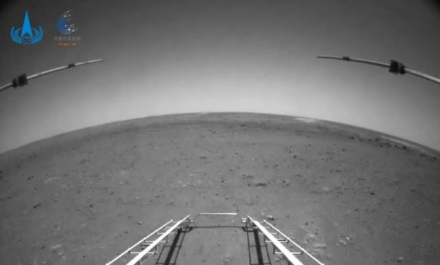 Пейзажи с Марса: китайский марсоход прислал первые фото