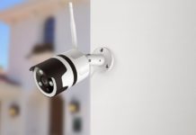 Камера для видеонаблюдения за дворовой территорией