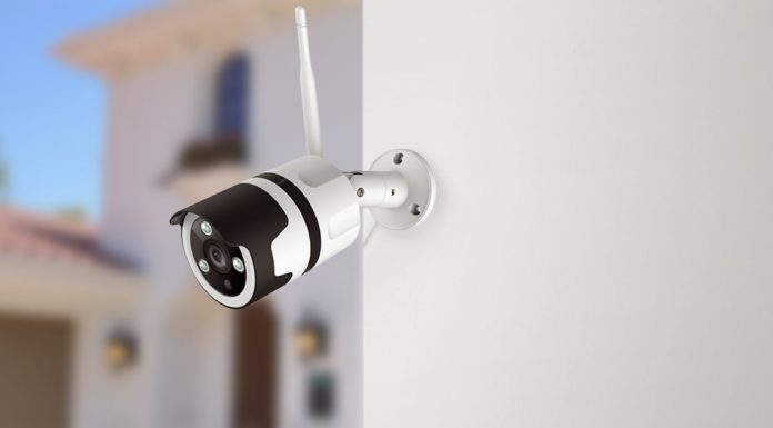 Камера для видеонаблюдения за дворовой территорией