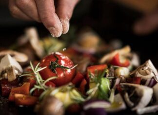 Что соль делает с нашим телом, и сколько ее – многовато