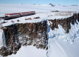 Одинокое и опасное место. Ученые на основе Антарктики просят спасти их от коллеги
