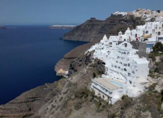 Это может уничтожить сказочный греческий остров Санторини
