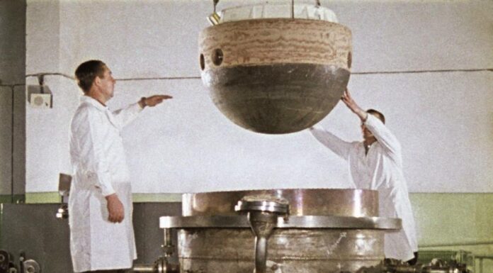 Советский космический аппарат собирается упасть на землю