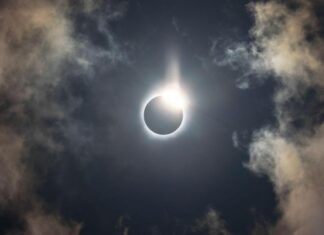 Сегодня в Украине Солнечное затмение. Где и когда это можно увидеть