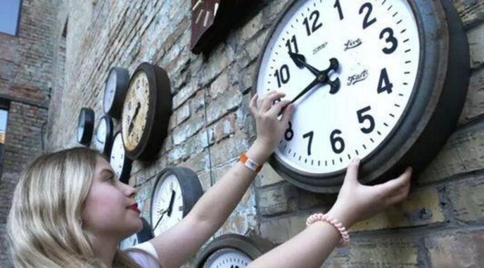 Переводить часы или нет? Почему мир до сих пор не огромен ачился