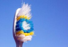 Ваша зубная щетка кишит бактериями — что с этим делать