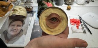 «Жить без лица очень тяжело»: как бывшая зубной техник воспроизводит глаза, уши и носы для раненых